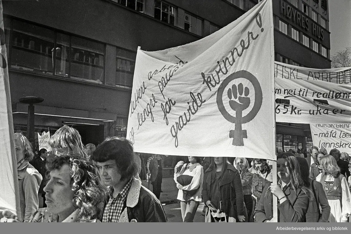 Faglig 1. mai front i Oslo 1974. Transparent: Lettere arbeid og lengre pause for gravide kvinner!..