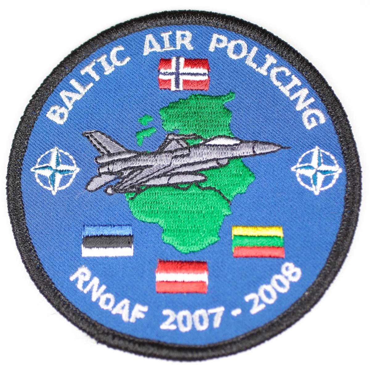 F-16 jagerfly, kartutsnitt Baltikum, NATO stjerner og flagg til de tre Baltiske land.