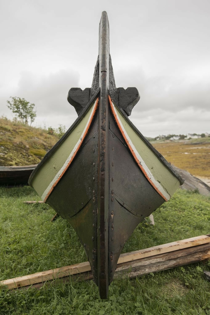 Denne treroringen er en Nordlandsbåt av krumstemningstypen, klinkbygd av gran i Rana. Den har vært rigget med råseil, men den er veldig smal og var ansett som bedre å ro enn å seile. Den er beregnet på tre par årer. På innsiden er båtsaumen klinket over underlagsskiver eller "rør" (ei "roe"), av noe uregelmessig firkantet fasong. Båtbyggeren har klippet disse til for hånd, av bandjern. I nyere båter er roa fabrikkstanset, og rund av fasong. Fire bordganger utenom kjøl og kjølbord. Fire tofter. Båten har opprinnelig hatt tre par faste keiper til å ro i, istedenfor tolleganger. Keipene er utformet av passende trestykke fra naturlige grenkløfter på treet. Keipene hadde opprinnelig hammelband, som kunne være laget av vidjer, tau eller skinn. Særlig var oksepeiser ettertraktet på grunn av sin slitesterkhet. I 2019 ble nye hammelband lagd av elgpeis. Esingen er svært bred, med kraftig kant øverst. Det er utført flere reparasjoner med tretein og sinkplater, og det er slitemerker etter hælene til roerne i bunnen. Båten har bumerke etter initialene til Nils Hermansen Husvær (1825-1907). NHHV.   