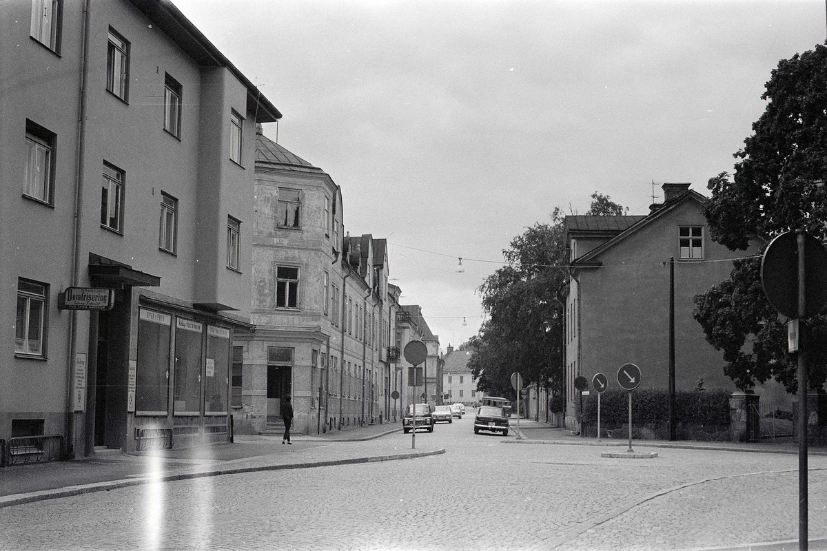Utanbygatan mot väster i korsningen med Nygatan. Fastigheterna 2:a och 3:e huset på vänster sida