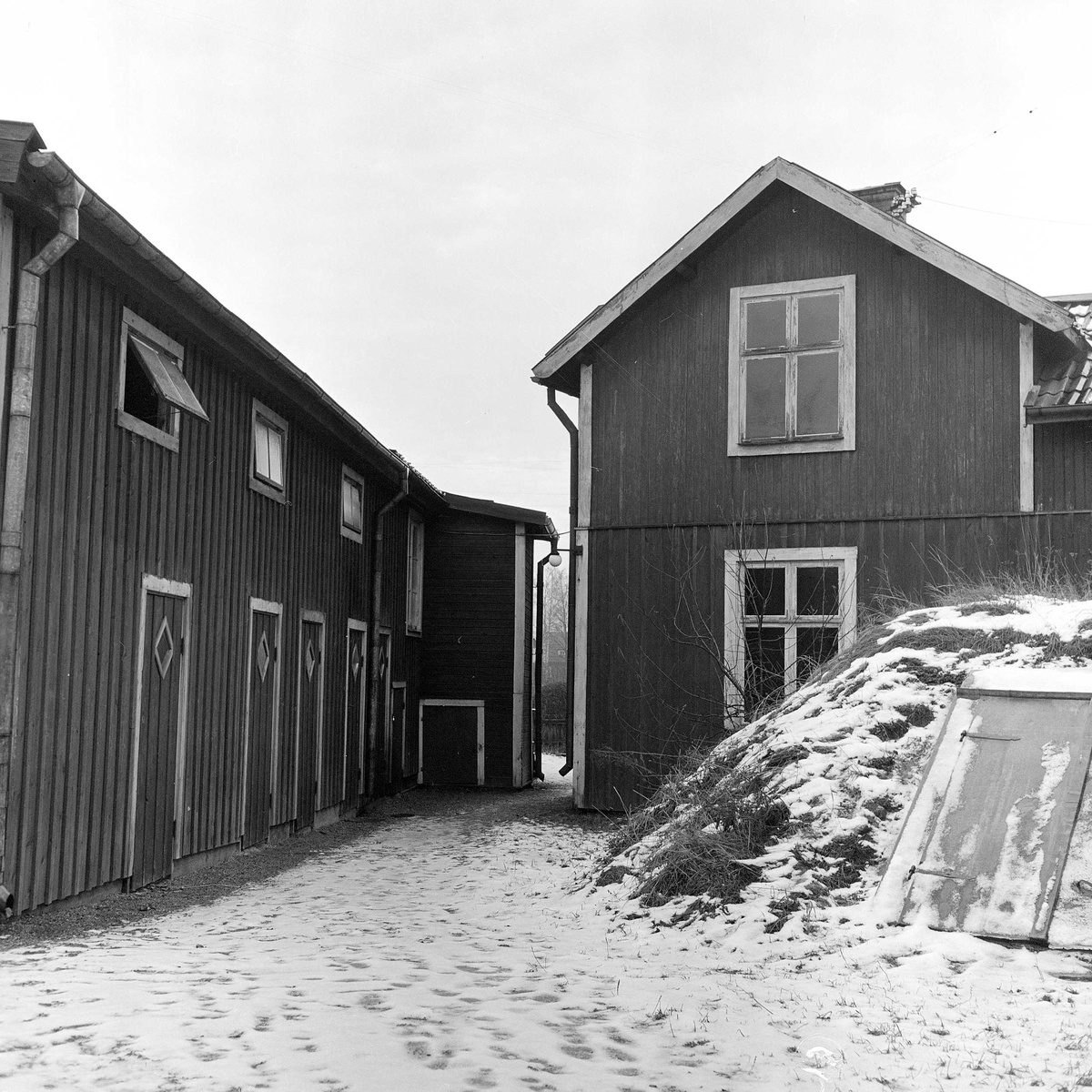 Till vänster syns uthuslängan, till höger ett av gårdens två bostadshus samt en jordkällare. Gårdens byggnader revs ca 1950 - 1953