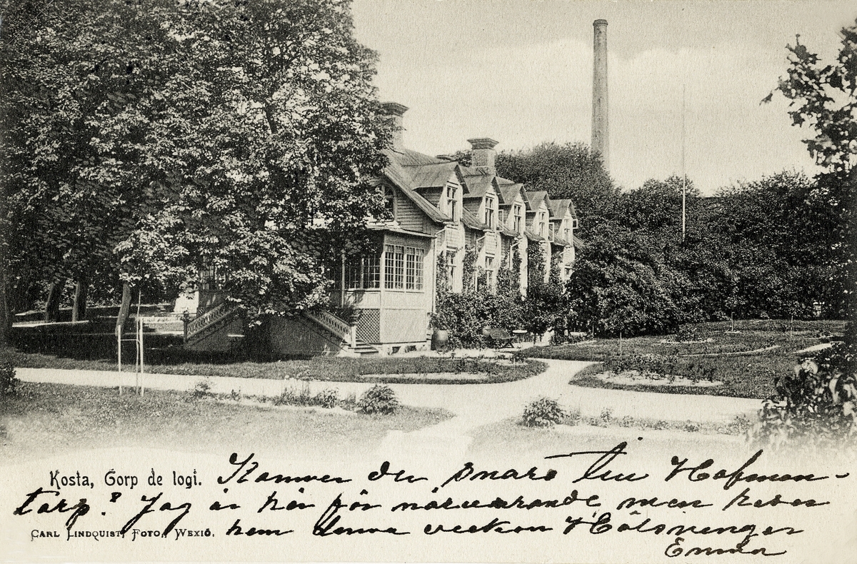 Herrgården/disponentbostaden, Kosta, 1904. I bakgrunden syns skorstenen på glasbruket.