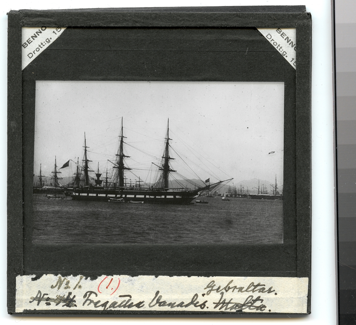 Bilden visar fregatten Vanadis till ankars i Gibraltar omgiven av ett stort antal segelfartyg.