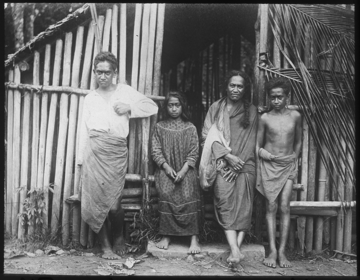 Bilden visar Vaekehu, den sista drottningen på Nuku Hiva, med sin familj framför en hydda.