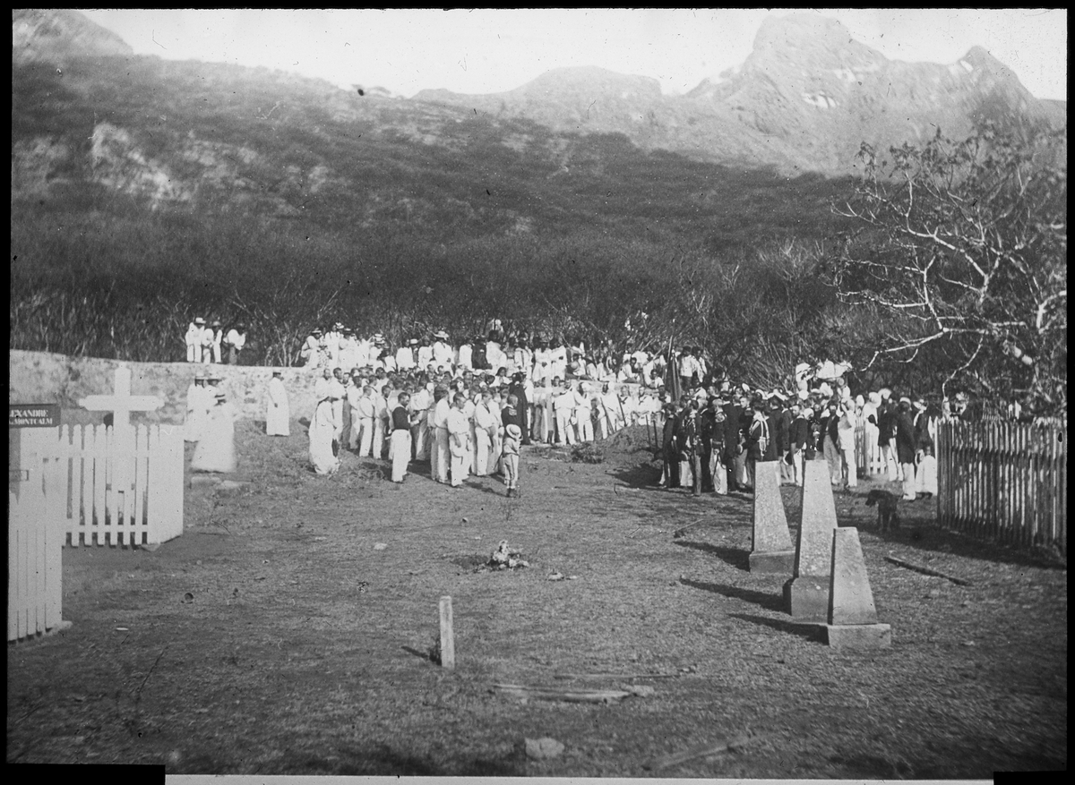 Bilden visar Otto Larssons begravning vid hamnplatsen Taihoae kyrkogård den 5 maj 1884.