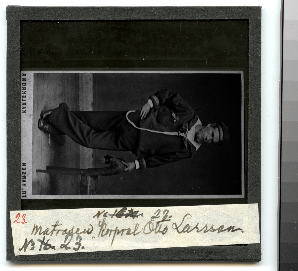 Bilden föreställer en reprofotograferad visitkort av matrosen Otto Larsson, som omkom under en get jakt på Nuku Hiva.