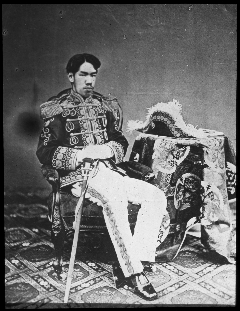 Bilden föreställer ett porträtt av japans kejsare Meiji.