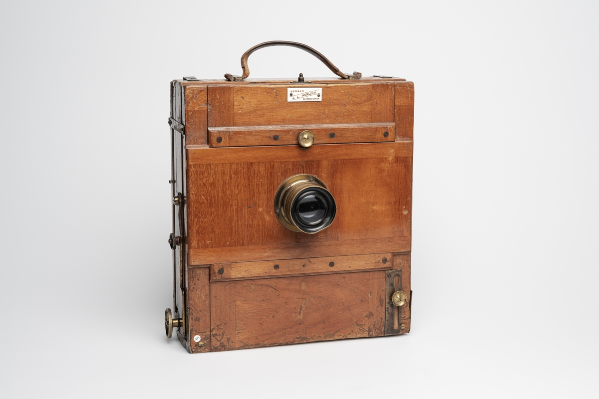 View kamera til feltfotografering produsert av Goertz og solgt i Norge av J. L. Nerlien.