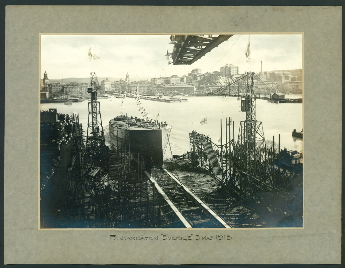Bilden visar pansarskeppet Sverige under sjösättningen den 3 maj 1915 på Götaverken i Göteborg.