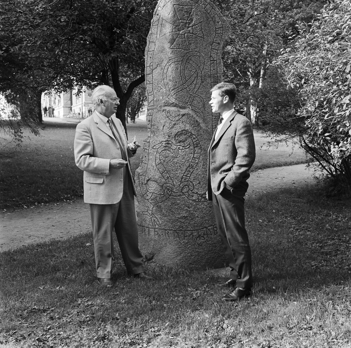 Uppsalarkeologer tillbaka från grävsommar på Irland, Mårten Stenberger vid runsten, Uppsala 1961