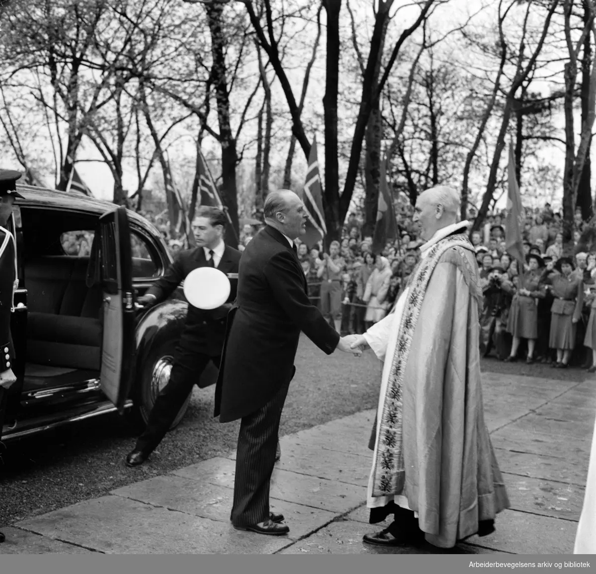 Torshov kirke innviet. Biskop Johs. Smemo tar i mot Kong Olav. Mai 1958