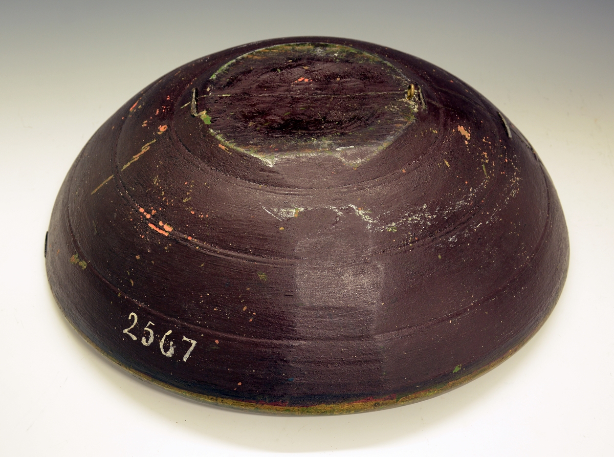 Ølbolle. Fra protokollen: Bordbolle, dreiet med 3 ribber, "flaa". Rosemalt i naturalistisk stil av H. Jonsjorden. Bollen ant fra det 17de aarhundrede. Gul bund indeni, mørkebrun utenpaa.