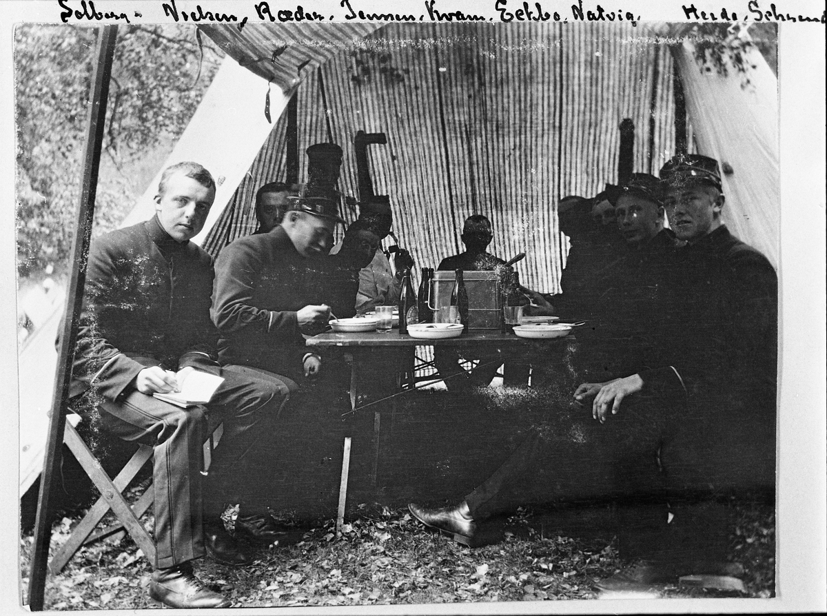 Offisersmesse i telt på Starum, Østre Toten, 1905. Fra venstre: Solberg, Nielsen, Ræder, Jenssen, Kvam, Eckbo, Natvig, Heide, Schwendsen.