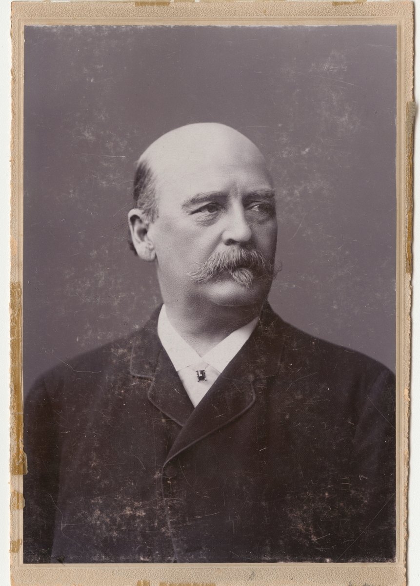 Porträtt av underlöjtnant Sten Wilhelm Theodor Ankarcrona.