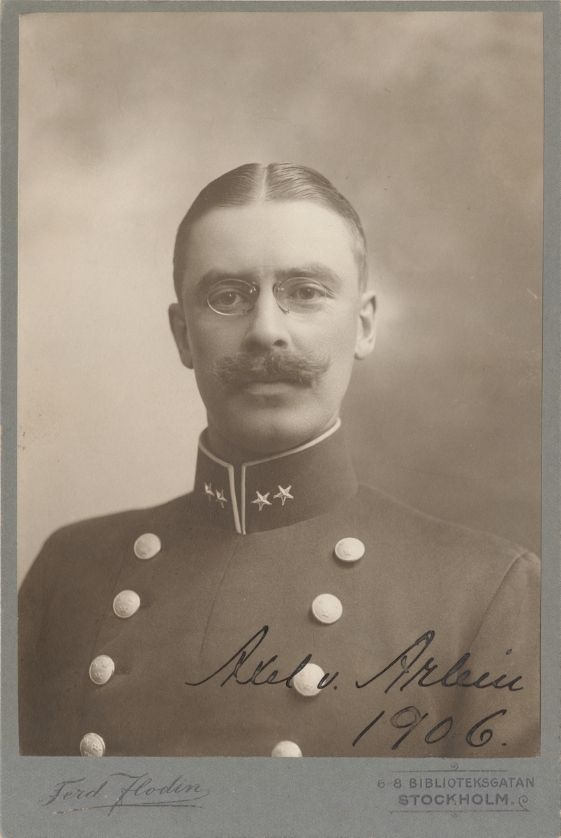 Porträtt av Axel von Arbin, löjtnant vid Första livgrenadjärregementet I 4.

Se även bild AMA.0006762.
