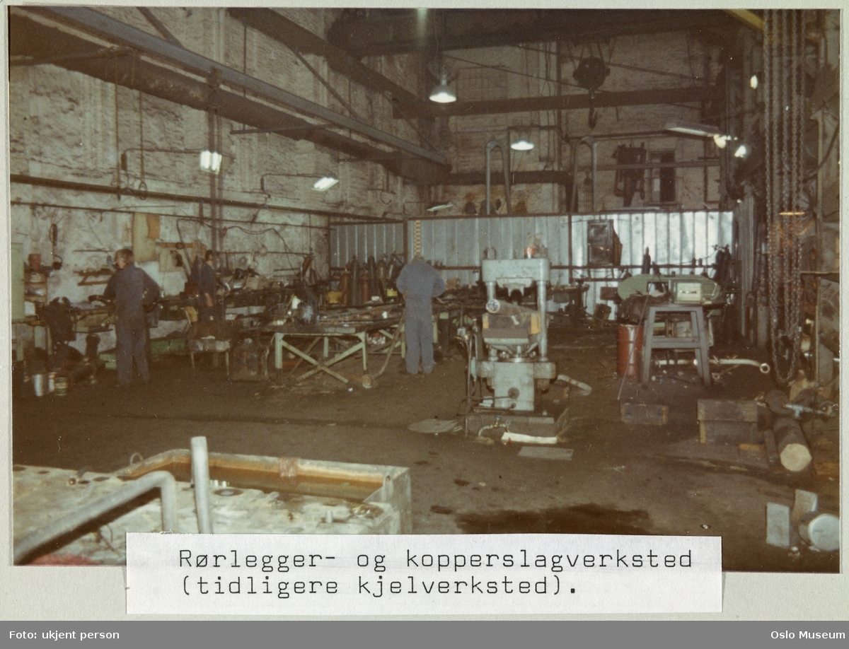 Nylands Verksted, interiør, rørlegger- og kopperslagverksted (tidligere kjeleverksted), menn, arbeidere