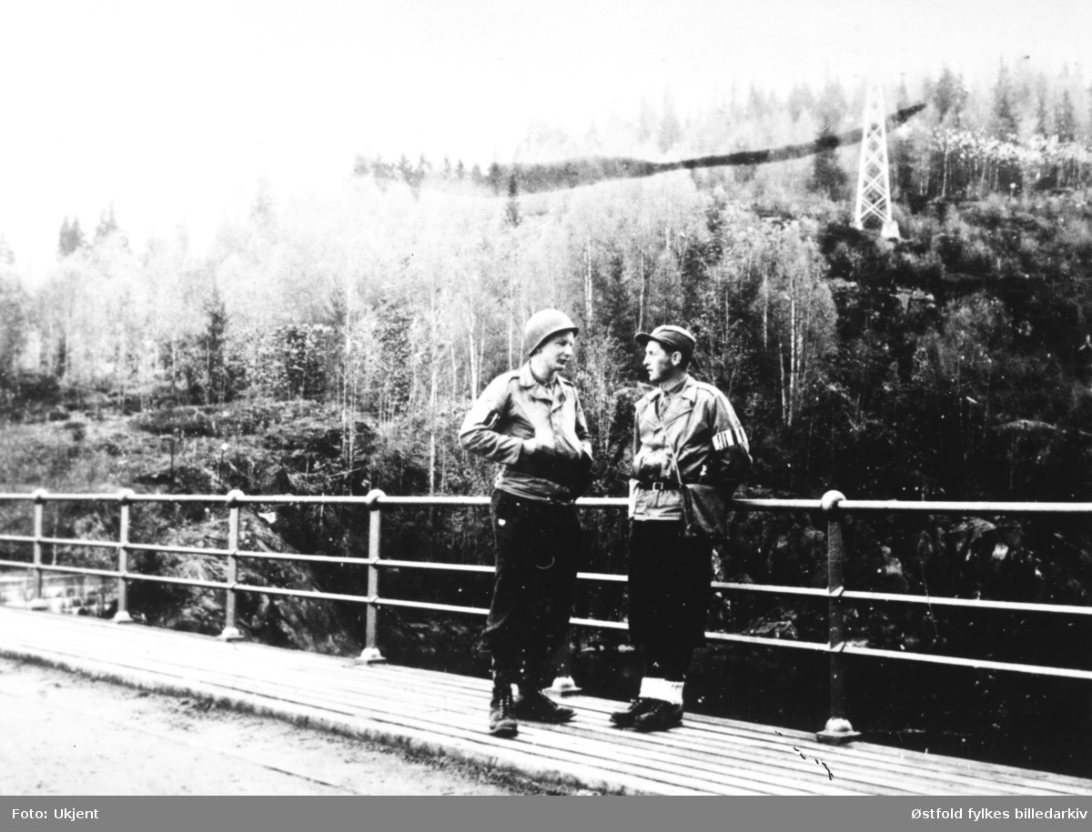 Solbergfoss kraftanlegg i Askim under bevoktning av HS (Hjemmestyrkene) i 1945. Jakob Melson, komp, Linge (til v.), og Arve Aamodt, Trøgstad (til høyre).
