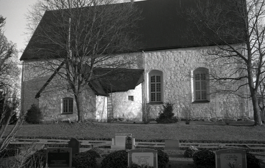 Dörby kyrka och klockstapel.