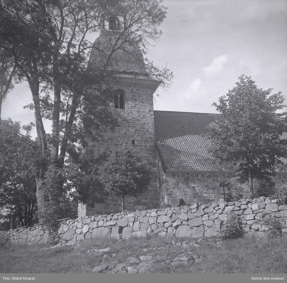 Bilder på Törnsfalls kyrka och kyrkogård.
