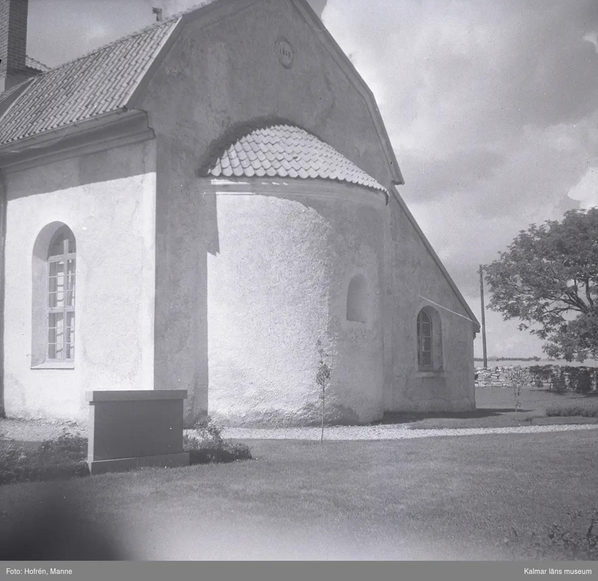 Exteriör av Egby kyrka och detaljbild av gaveln.