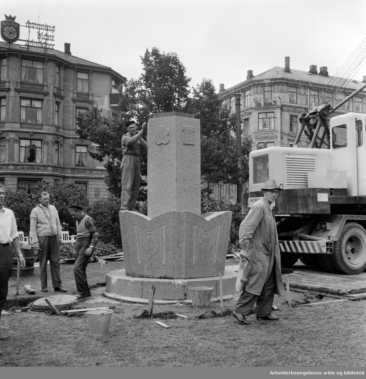 Valkyrie plass. Nic. Schiølls skulptur "Piken med vinranken" settes opp. September 1960