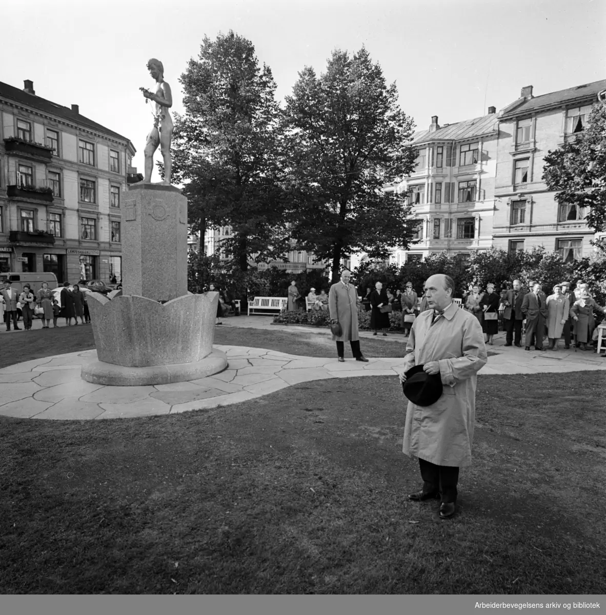 Ordfører Brynjulf Bull avslører Nic. Schiølls skulptur "Piken med vinranken" på Valkyrie plass. Oktober 1960