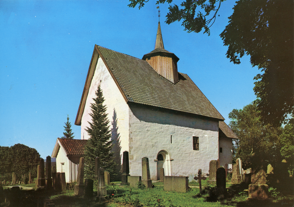 Fargefoto av Bø gamle kyrkje