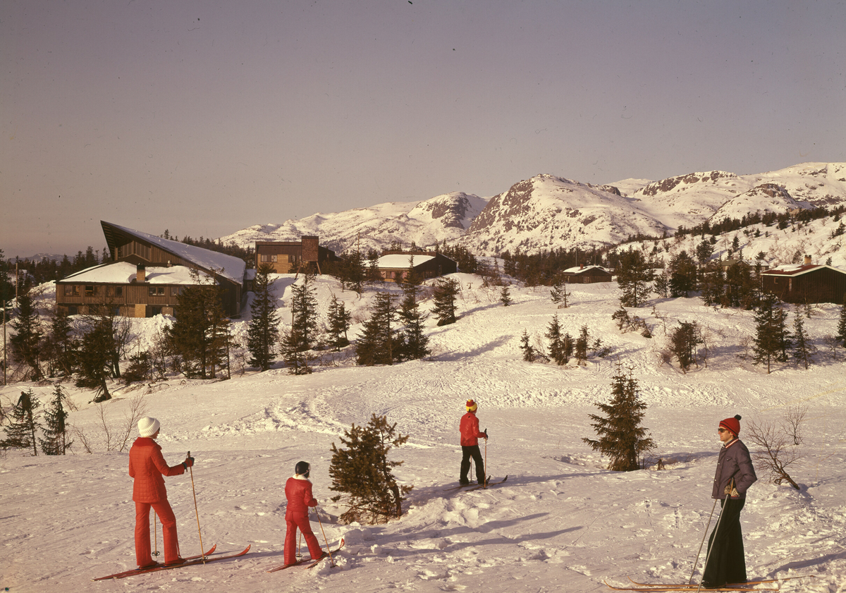 Skiløparar ved Jønnbu fjellkyrkje.