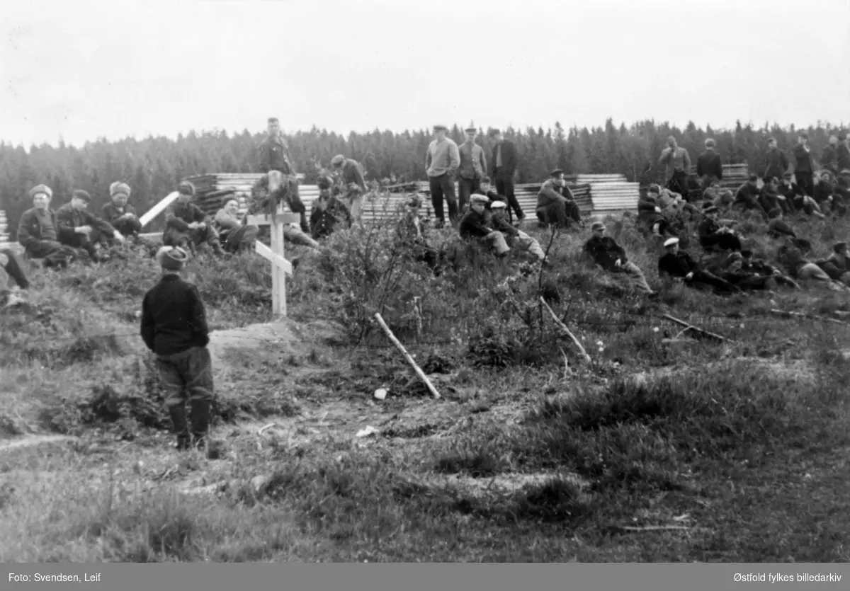 Russiske krigsfanger samlet ved graver, Momarken, Mysen, Eidsberg  1943.
