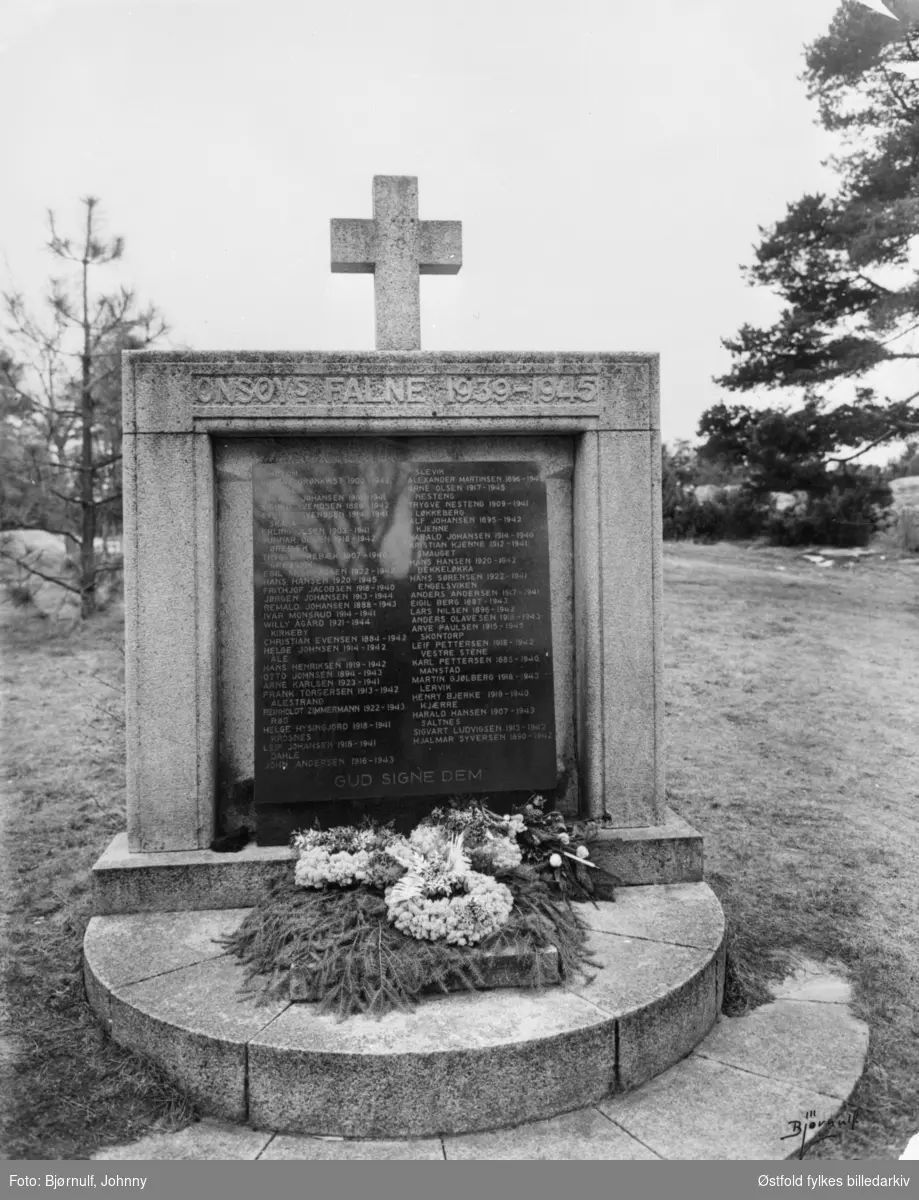 Monument over falne fra Onsøy, under andre verdenskrig 1939-45 fotografert i 1960. Steinen står ved Onsøy kirke.