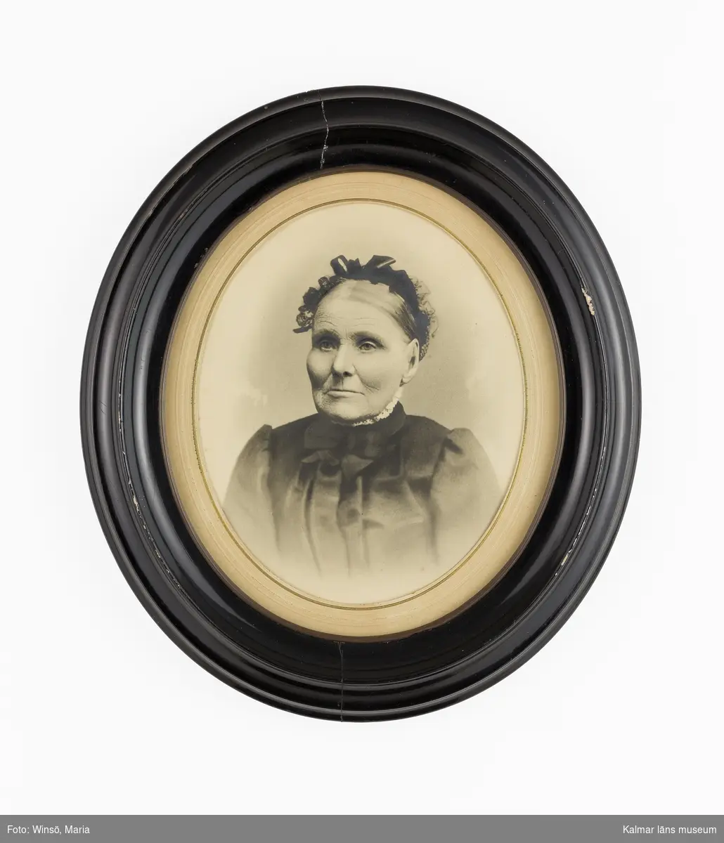 Porträtt av Marie Kristina Petersson, mor till Anna Charlotta Petersson och mormor till Petersson-Sivgård-barnen.