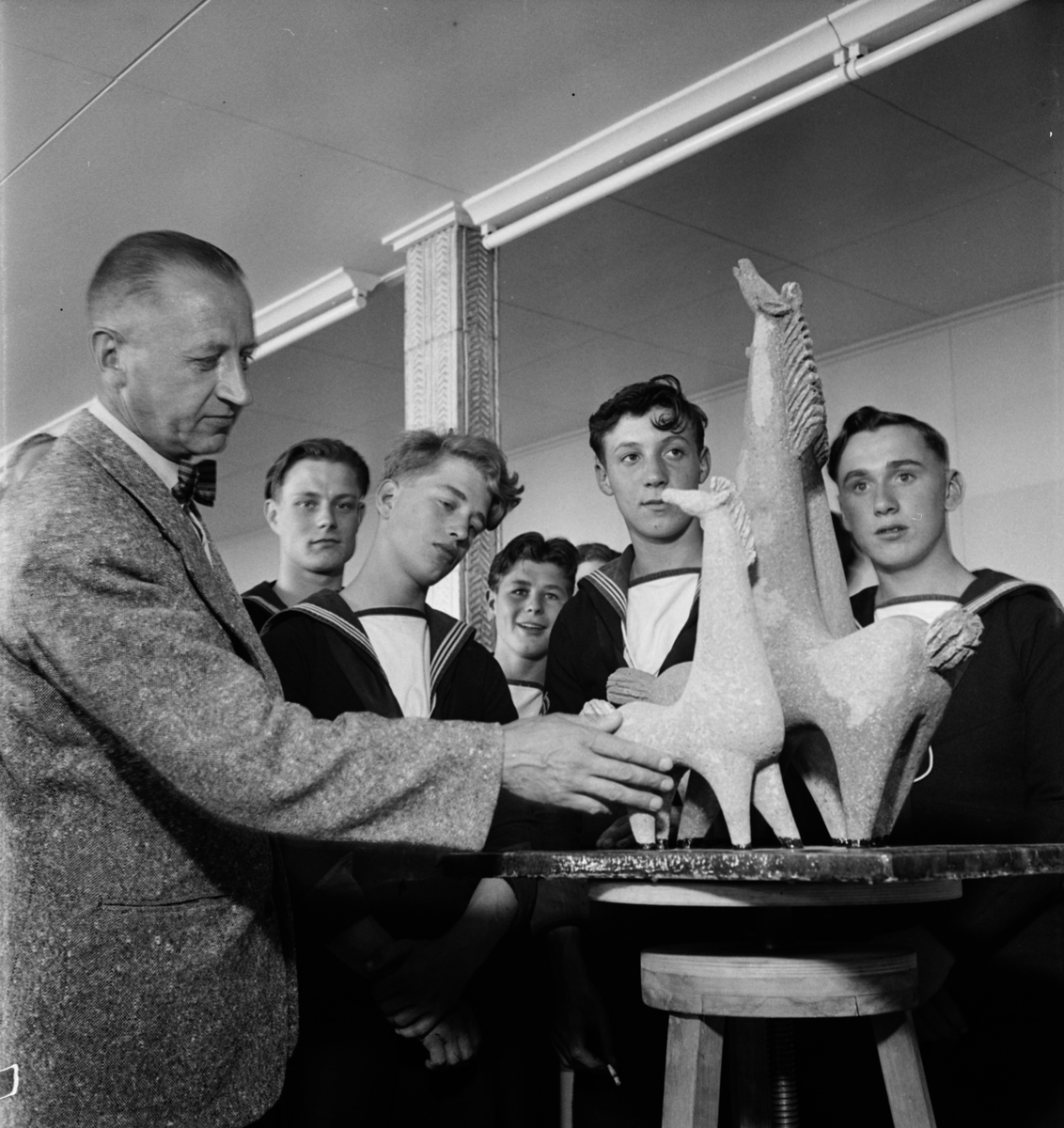 Upsala-Ekeby AB - engelska kadetter blir visade prydnadshästar, Uppsala 1954