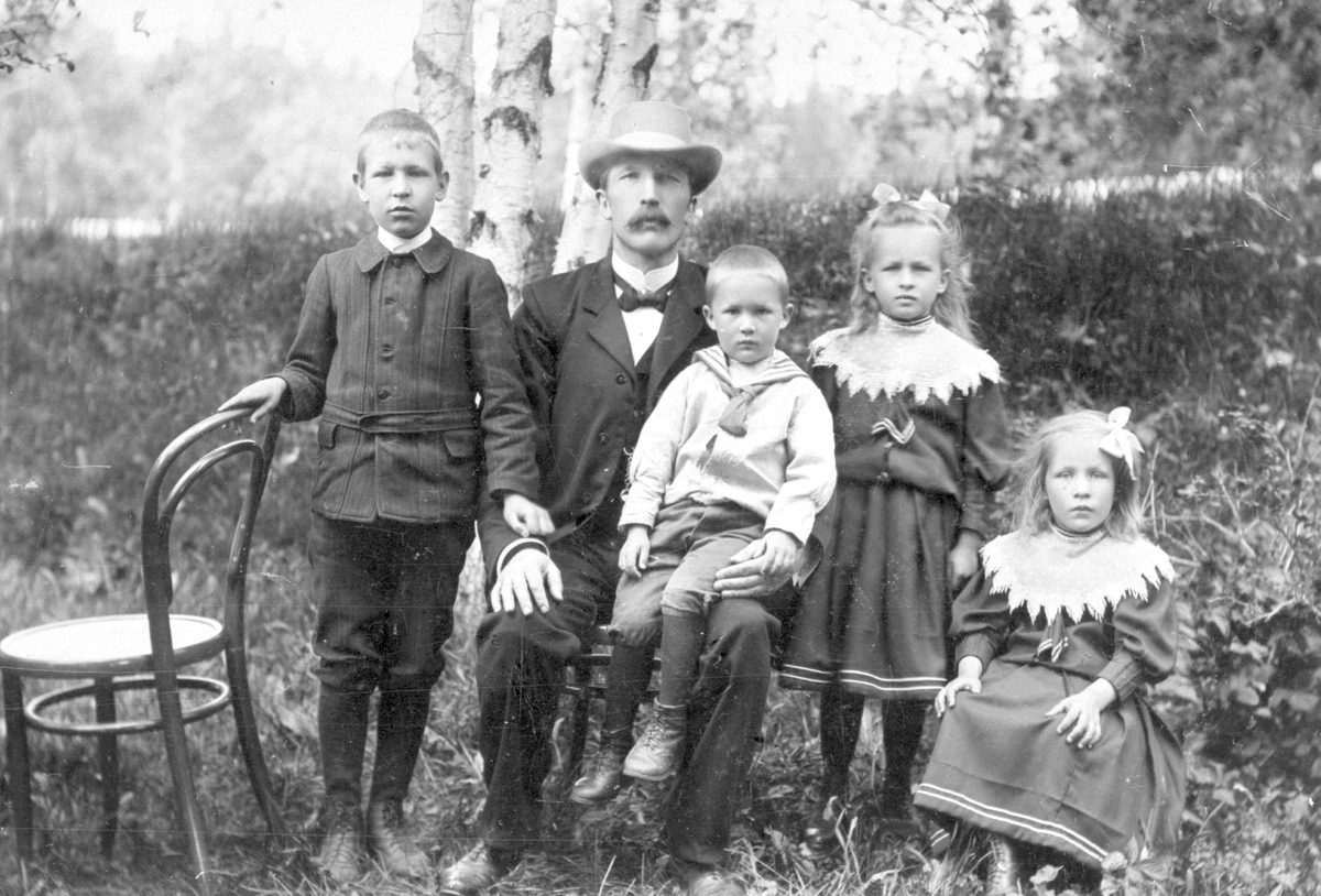 Familiebilde av Ole O. Fosheim og barn.