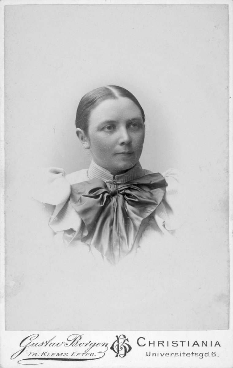 Et visittkortportrett av fru Marie Ulve, født Sjølie.