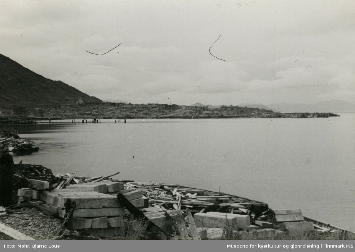 Hammerfest havn etter andre verdenskrig. Kaianlegget til venstre er ødelagt. I bakgrunn ligger ruiner av Hammerfest sentrum.