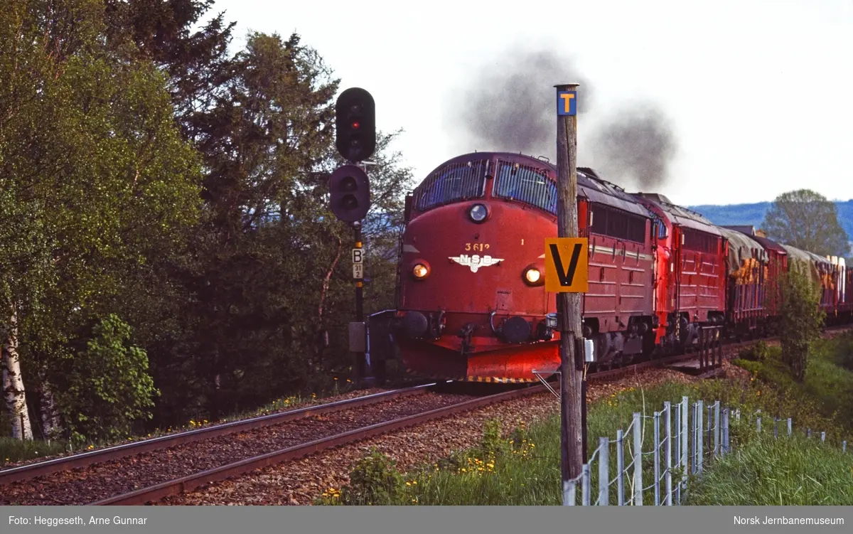 To diesellokomotiver type Di 3, nr. 612 nærmest, med godstog til Bodø kjører ut fra Stjørdal stasjon