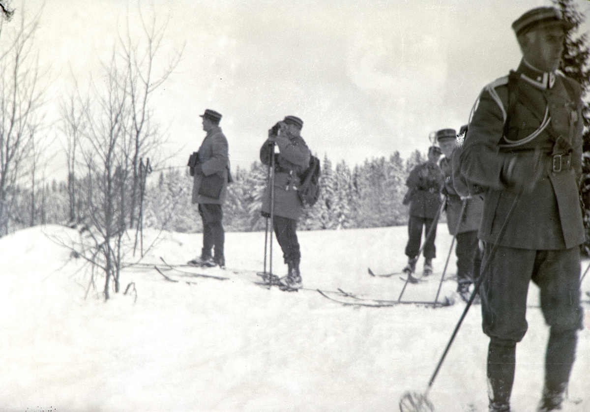 Militærøvelse i Romedal 1937. Vinterøvelse, Kronprins Olav var tilstede under øvelsen. Vinter, snø, ski, militæret. 