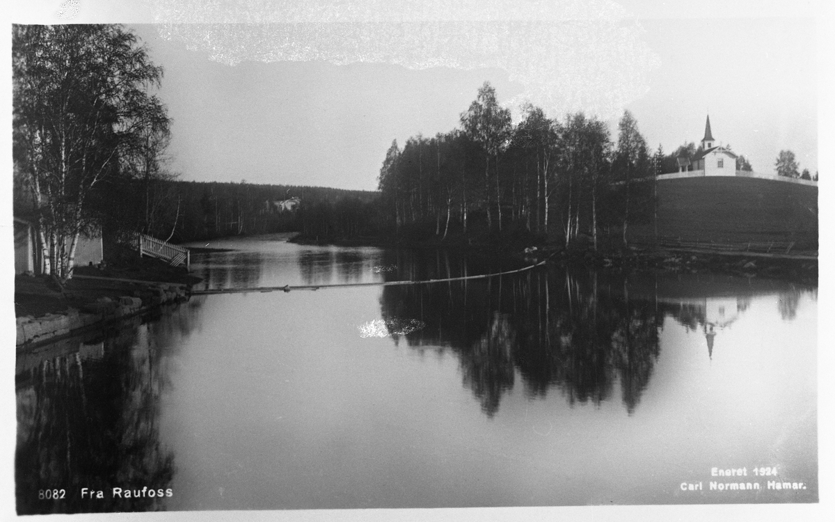 Raufoss 1924. Skoledammen med gravkapellet. Vi ser kapellet med klokkestupulen. På denne sida av gjerdet er det dyrket jord.