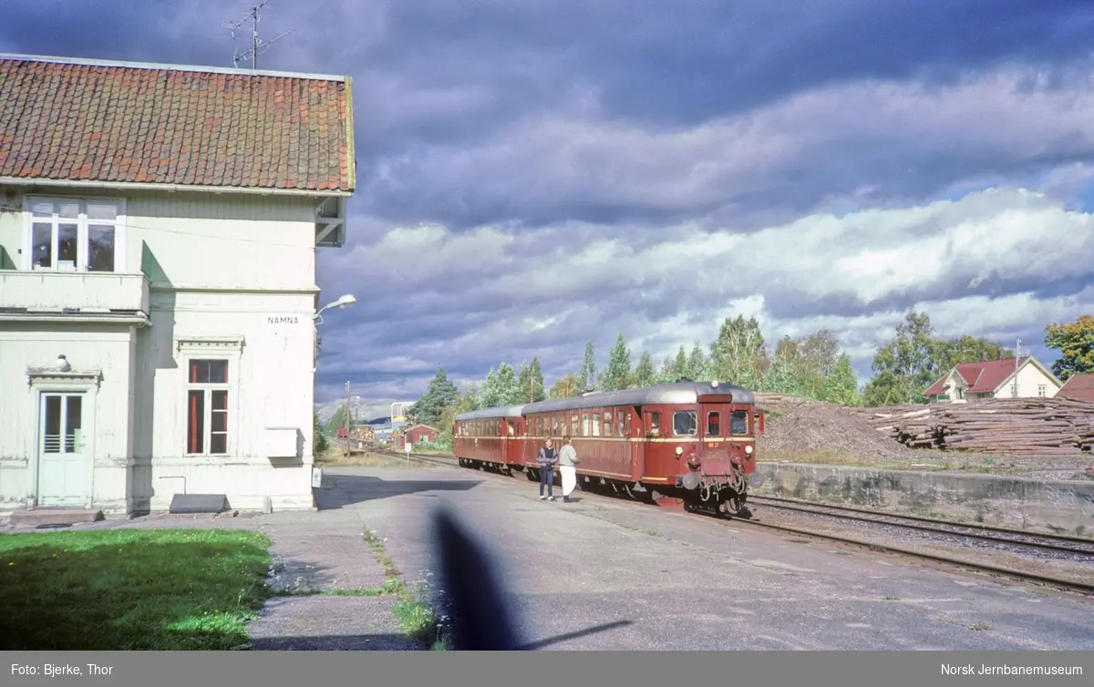 Persontog 1082 Elverum-Kongsvinger på Namnå stasjon,. bestående av motorvognene BM 86 21 og 86 22