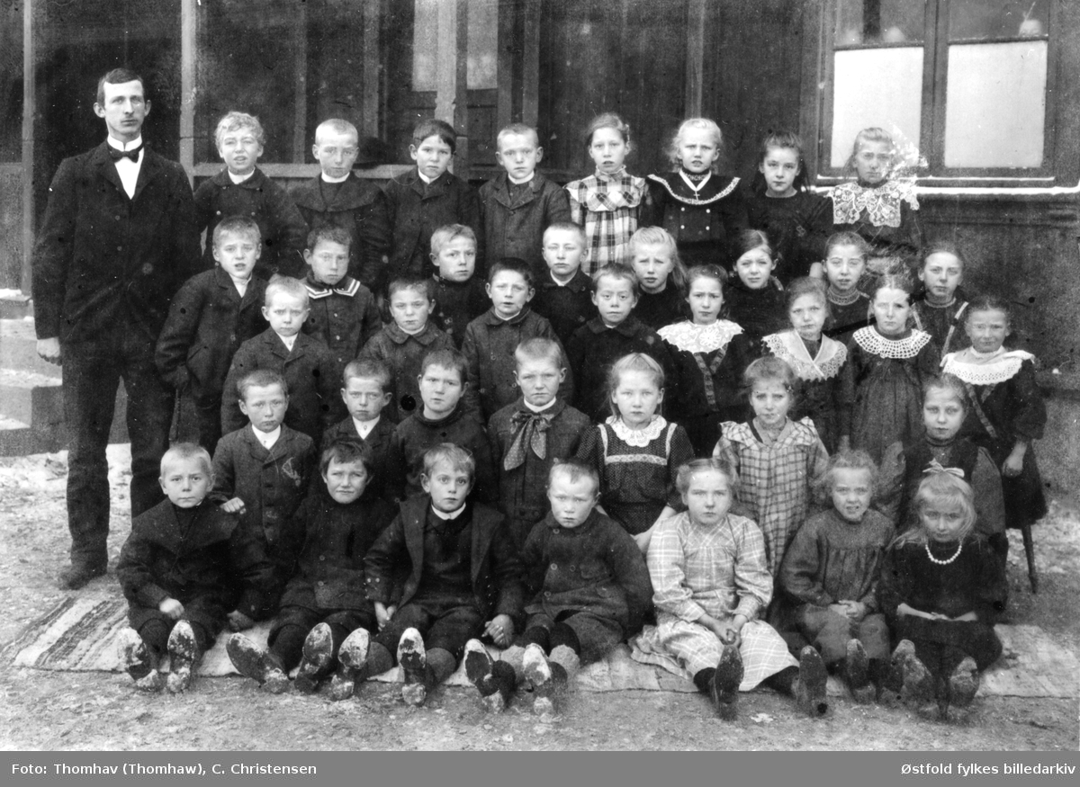 Hauge skole i Rolvsøy 1910 med lærer J. O.Foss eller Lidvar Hagen. Navnene på en rekke elever fra klassen er kjent, men plassering er ikke identifisert på bildet.