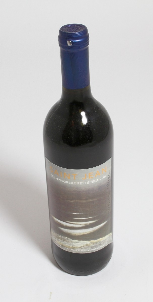 Signert, uopna flaske med festspelvinen Saint Jean frå Dei nynorske festspela i 2002 med innhald 75 cl. Raudvinen er av ukjend årgang og inneheld 12,5 % alkohol. Flaska er i mørkt glas med skrukork og forsegling. Vinen kjem frå Sør-Frankrike. På etiketten framme kan vi sjå kunstverket "Haustminne" av festspelkunstnar Wenche Øyen, som også har signert etiketten. På etiketten bak er logoen til Nynorsk kultursentrum.