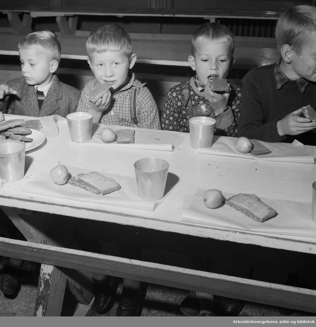 Oslofrokost. Leif, Jan og Tom på skolebespisningen. Ila skole. September 1950.