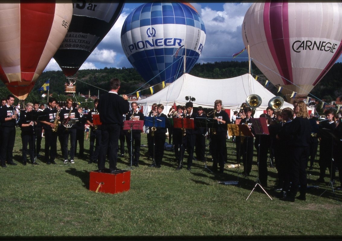 Vista High School Band från Kalifornien spelar bland fyllda luftballonger.