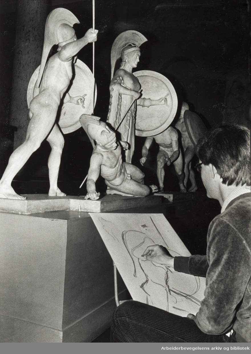 Kunststudent lager skisser etter antikke skulpturer på Nasjonalgalleriet. Juli 1980
