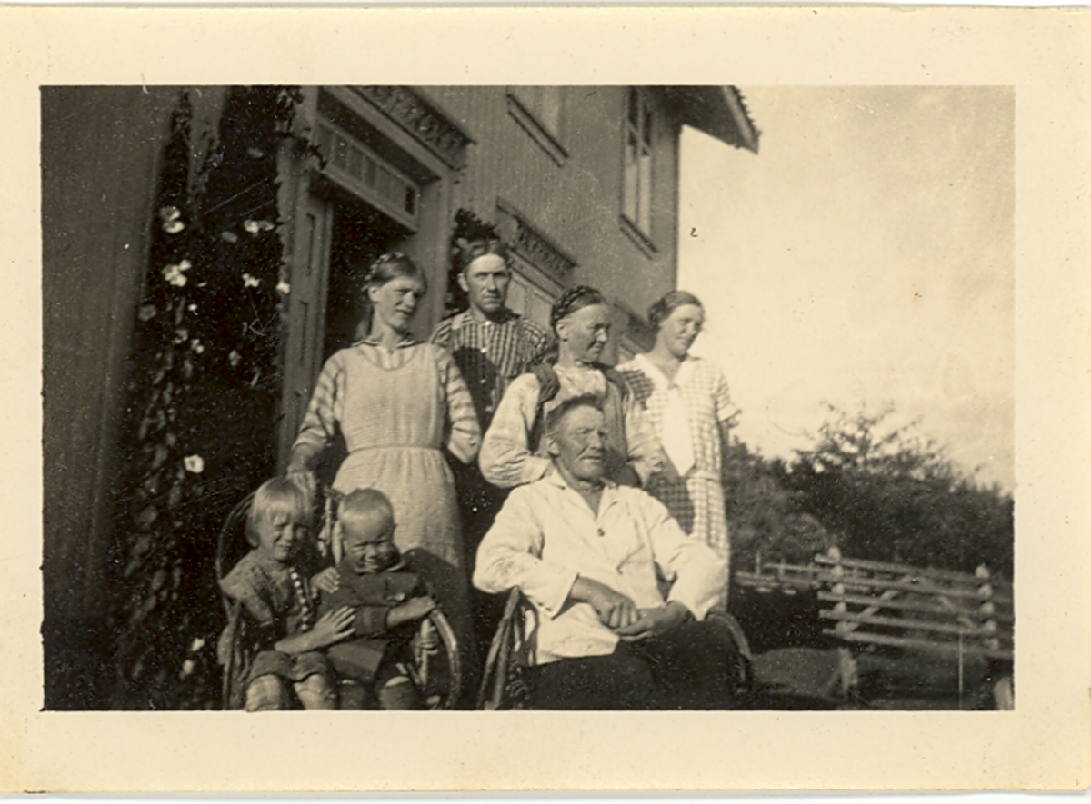 Familien framfor stugo på Nordigard Oterholt