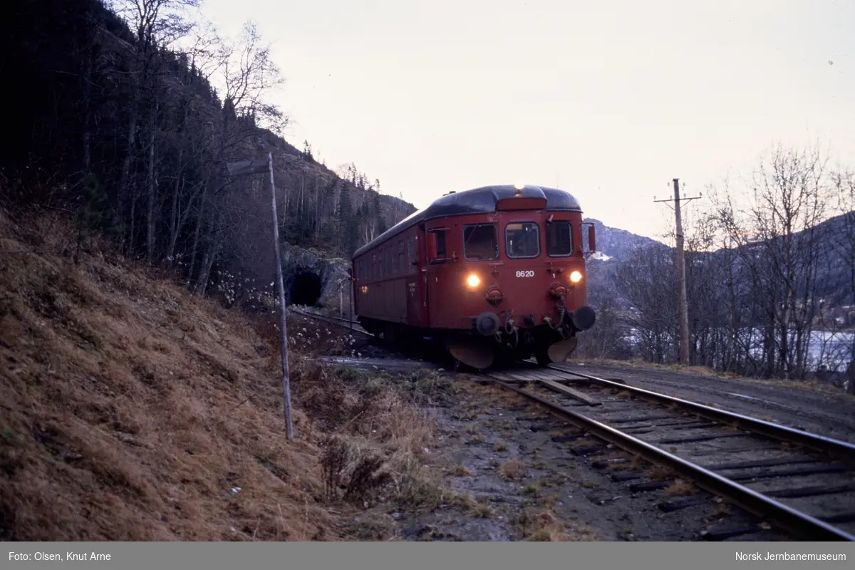 Dieselmotorvogn BM 86 20 med persontog fra Kongsberg til Rødberg mellom Norefjord og Gvammen