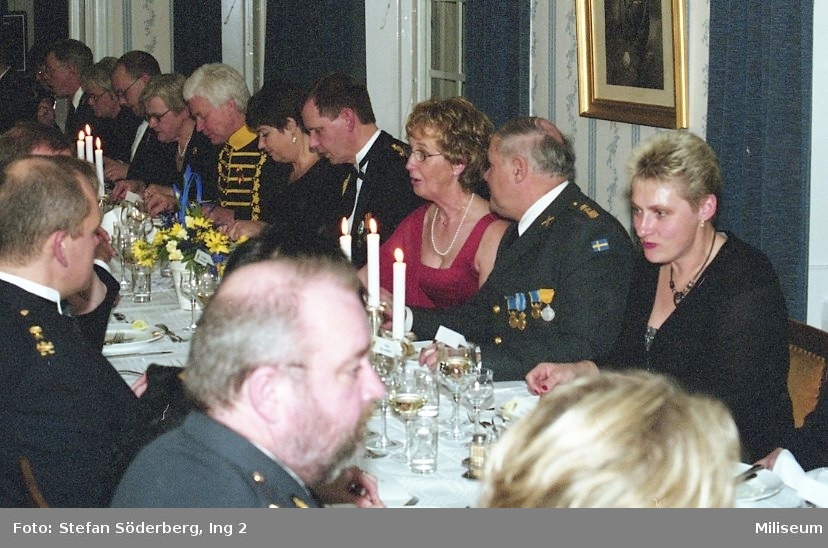 Middagsgäster sittande runt middagsbord. Från vänster och bordet runt löjtnant Ulf Holmgren, Ing 2, Överste Bengt Axelsson, Ing 2, Major Roland Sandberg, Ing 2.
