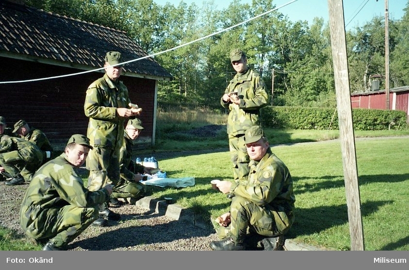 IB 12, fältövning.
Fikapaus under fältövning.

Stående till vänster, överstelöjtnant Anders Tengbom, sittande til höger, löjtnant Håkan Lövgre. övriga ökänd.