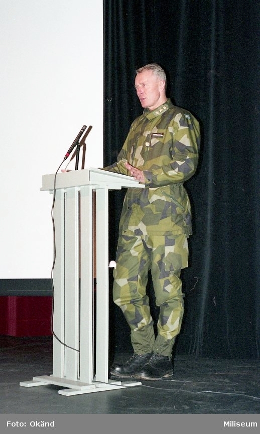 Generallöjtnant Sven-Åke Jansson på scen.