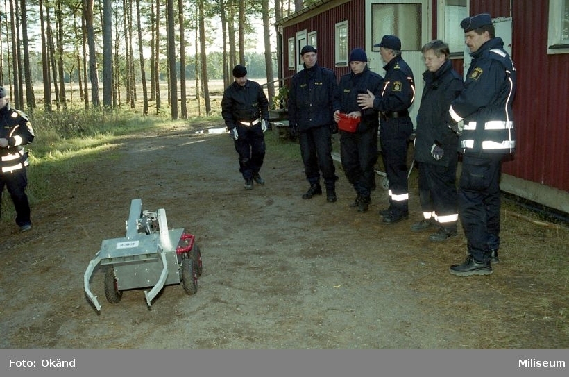 Bombteknikerkurs under sprängtjänst.

Poliser utbildas i ammunitionsröjning med tidigt modell av bombrobot.